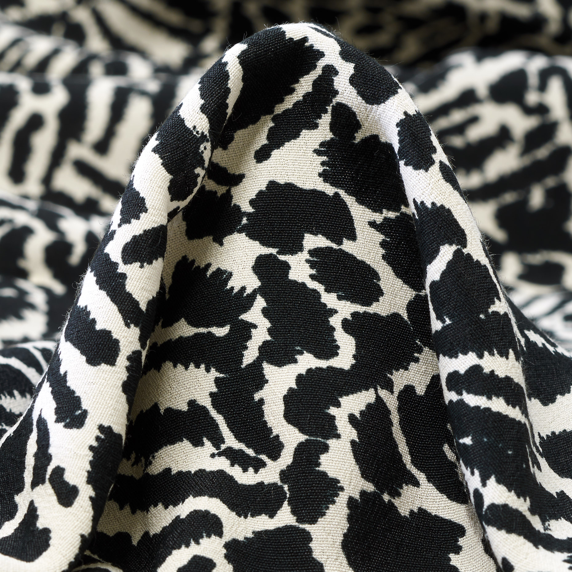 CRÊPE, VISCOSE, ANIMAL, RAVEN BLACK&IVORY