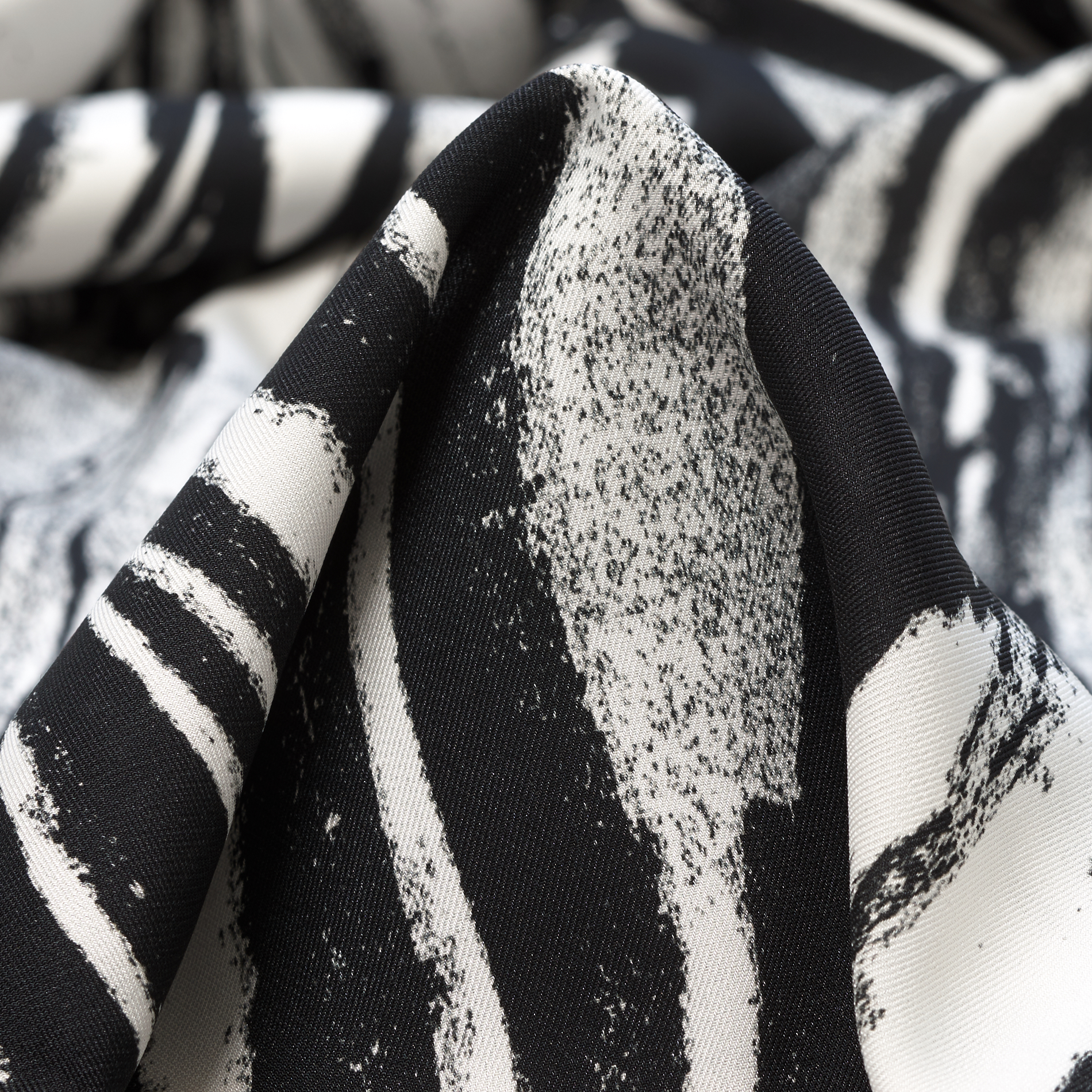 TWILL, PRINTED, RAVEN BLACK&BRILLIANT WHITE