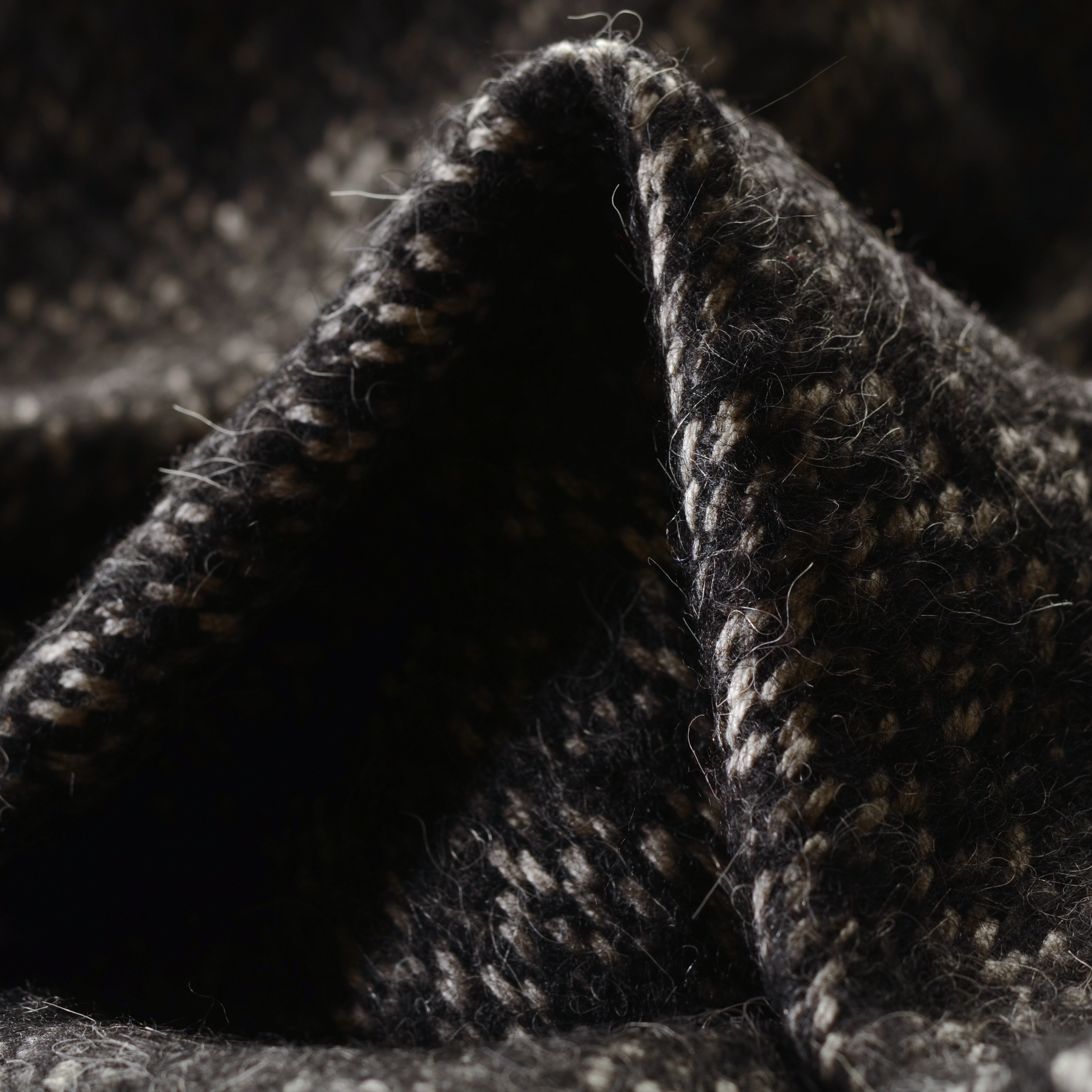 Laine Vierge, Alpaca, Brushed, Raven Black&Ghost Gray