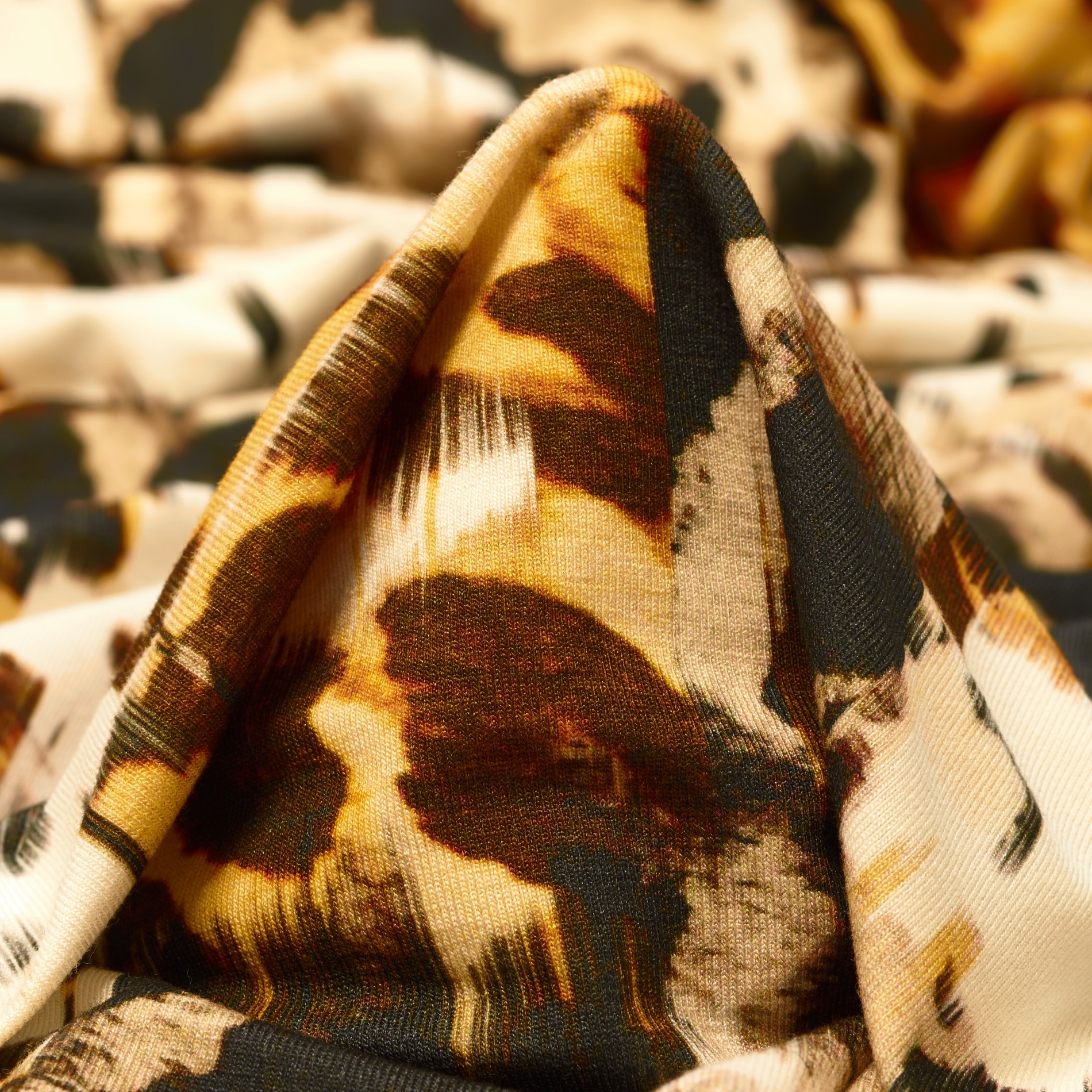 SINGLE JERSEY, VISCOSE, PRINTED, NUGGET GOLD&SNOW WHITE