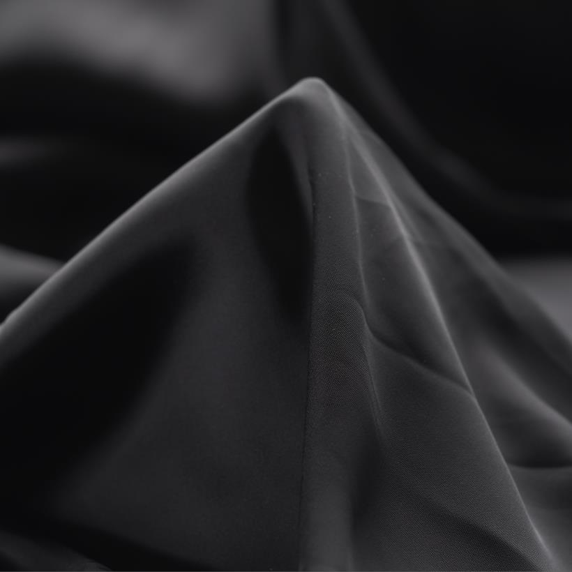 Effetto Seta, Raven Black