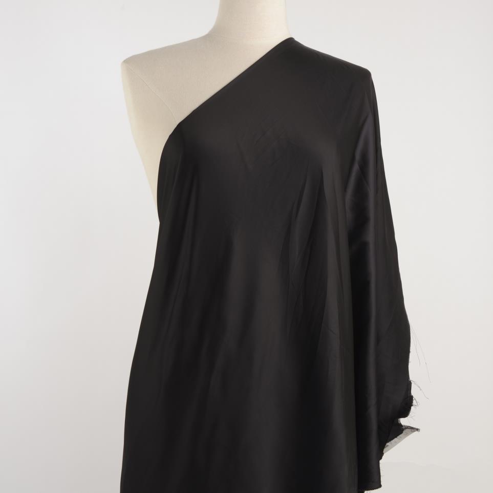 Effetto Seta, Raven Black