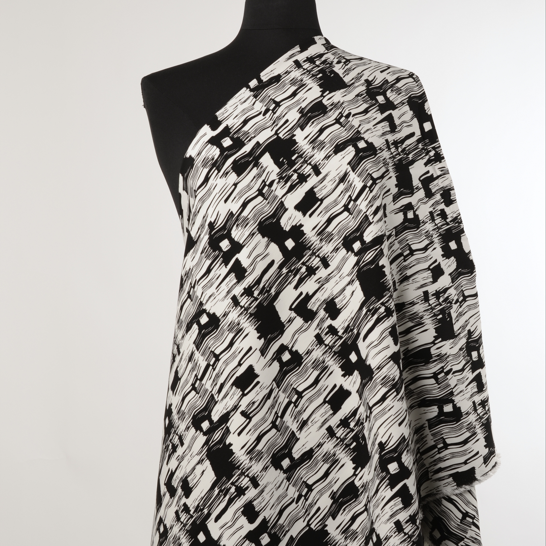 CRÊPE, VISCOSE, PRINTED, RAVEN BLACK&SNOW WHITE