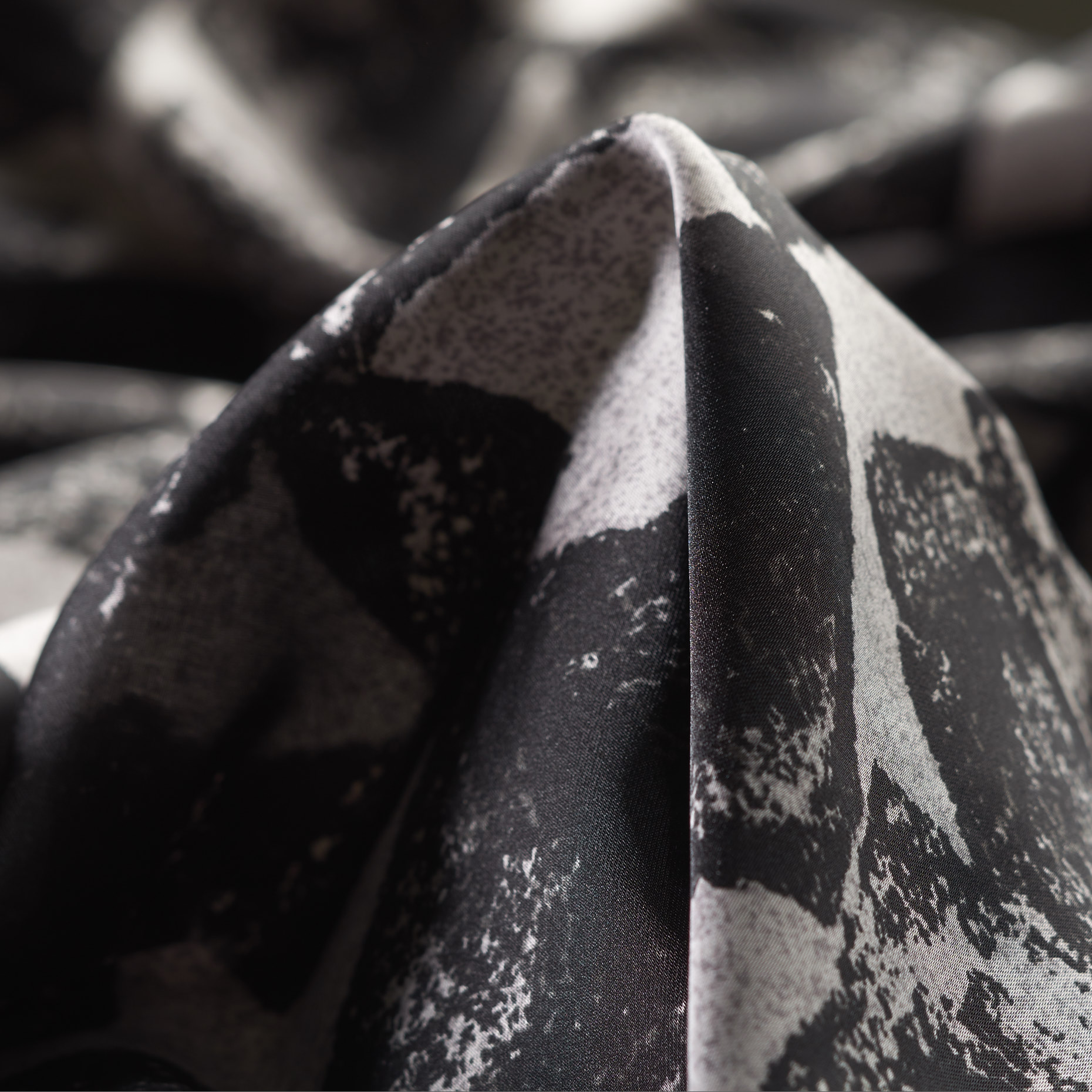SILK EFFECT, PRINTED, RAVEN BLACK&NIMBUS CLOUD