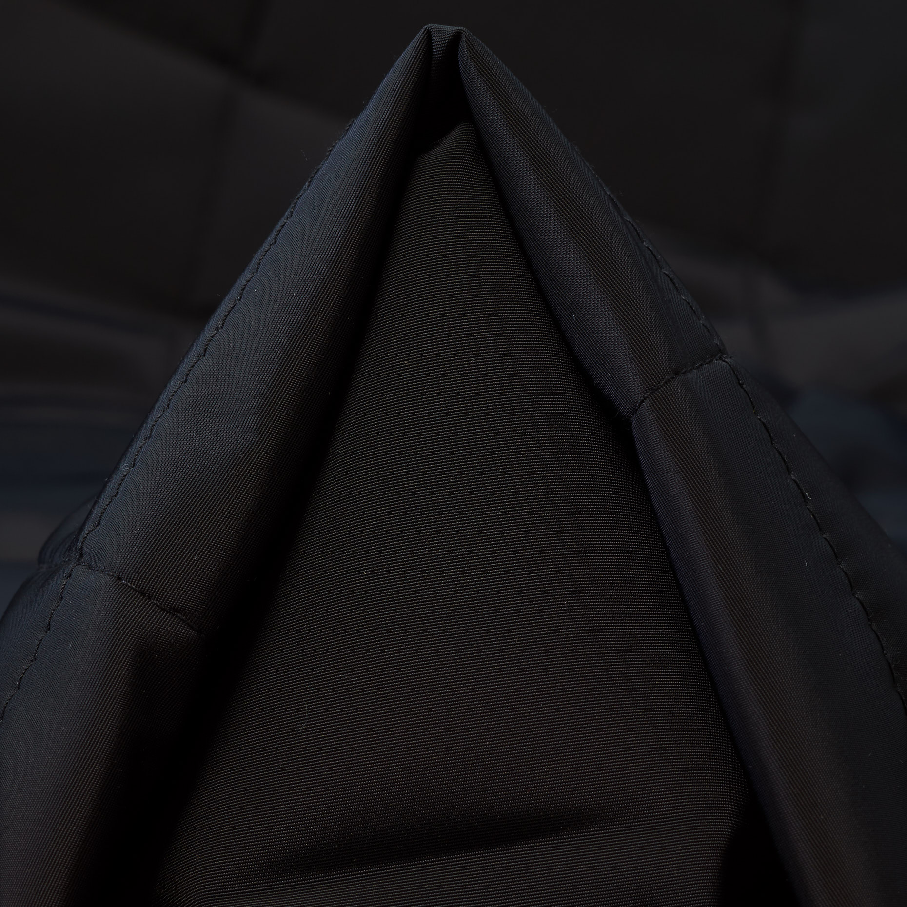 Acolchado, Raven Black